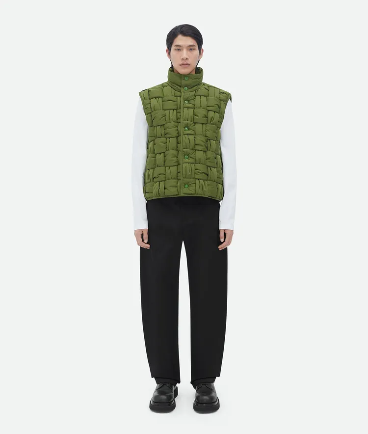 BOTTEGA VENETA辣椒綠編織羽絨背心，9萬9400元。品牌提供