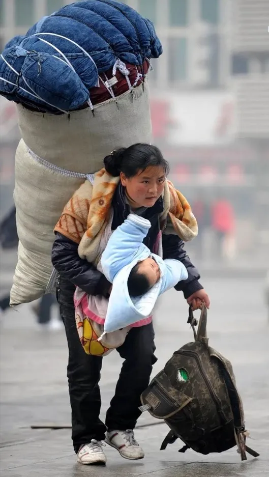 中國四川彝族婦女巴木玉布木13年前回家鄉的照片,身體前傾、依舊堅毅的眼神,展現了媽媽的神奇力量。翻攝澎湃新聞