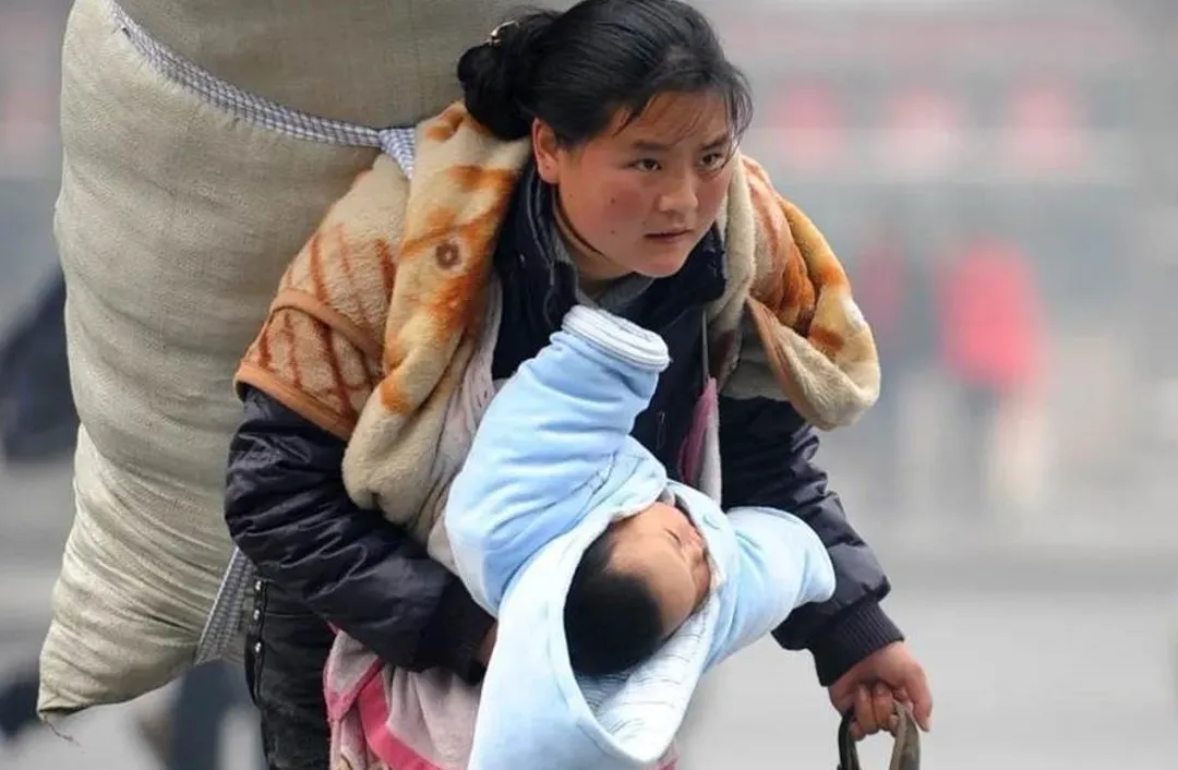 13年前一位媽媽的照片驚呆了全中國。翻攝澎湃新聞