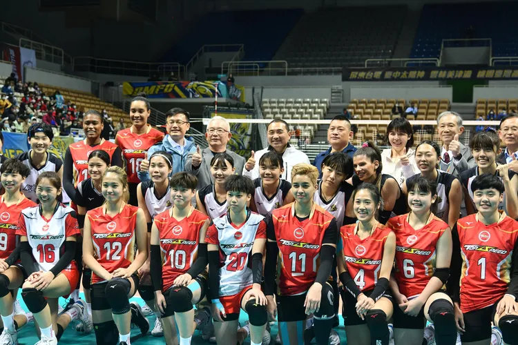 侯友宜市長現身「新北中纖女子排球隊」主場開幕戰，為選手加油打氣。新北市府提供