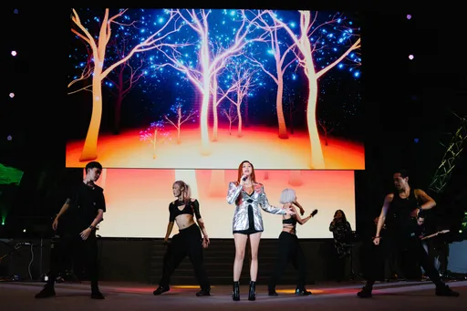 A-Lin接5場尾牙逐桌合照　狂撒紅包年後星馬開唱