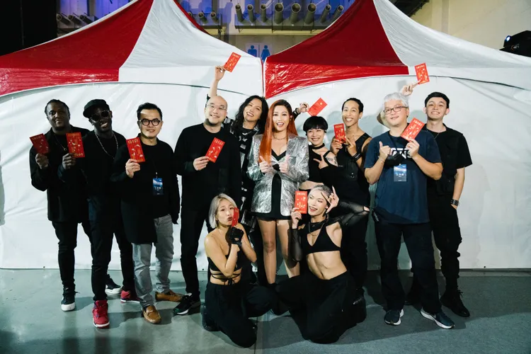 A-Lin(中）發給團隊紅包。索尼提供