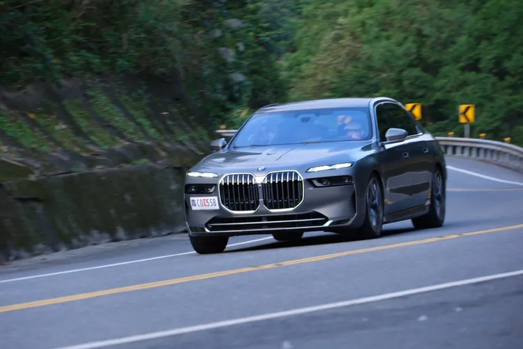 全力驅策，新7仍是一部值得玩味的有趣大房車。陳志淵攝