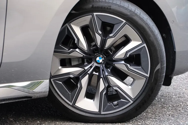 氣壓懸吊提供相當優異的行路舒適性。陳志淵攝