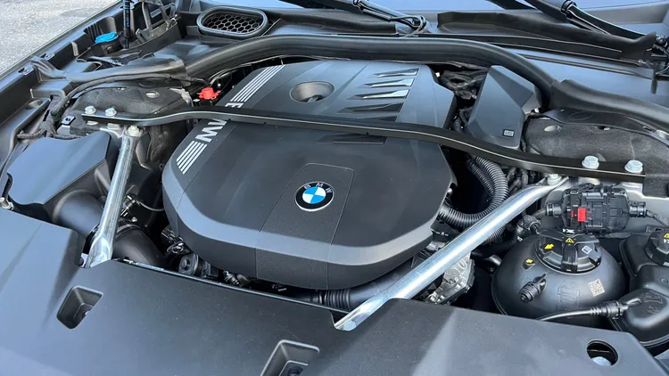 即使不是性能車，但引擎室仍以一大兩小的上拉桿強化車身剛性。陳志淵攝