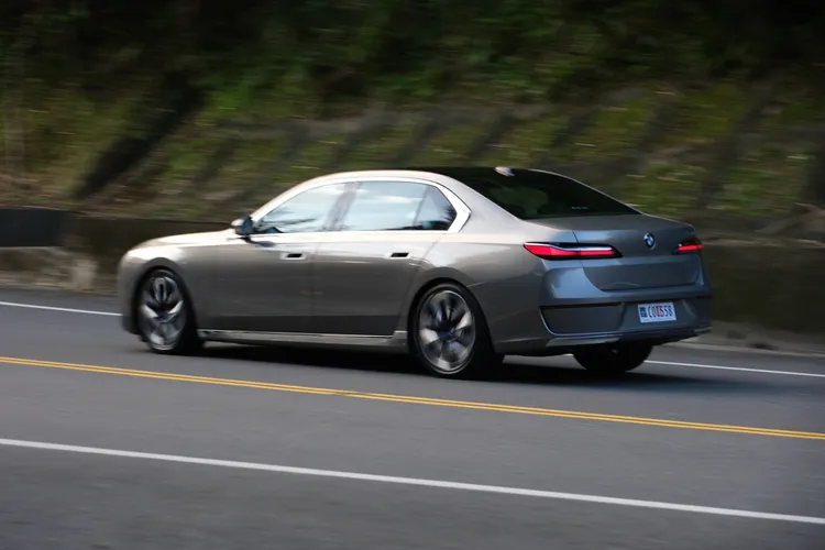 沒有人會開著大型豪華房車在山路奔馳，但握著新7方向盤行駛彎道，很難不愈開愈開心。陳志淵攝