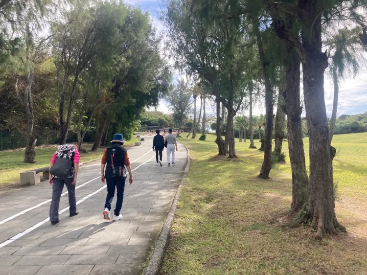 園區入口約走300公尺即抵燈塔區，周遭不少大草皮，很適合親子徜徉遊戲其間。陳宏銘攝