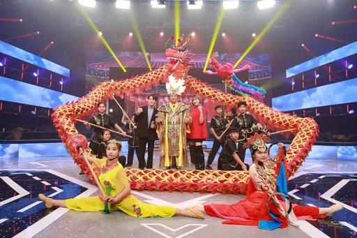 蔡佳麟穿逾10公斤龍袍配10公尺舞龍 被虧「龍年特別節目嗎」