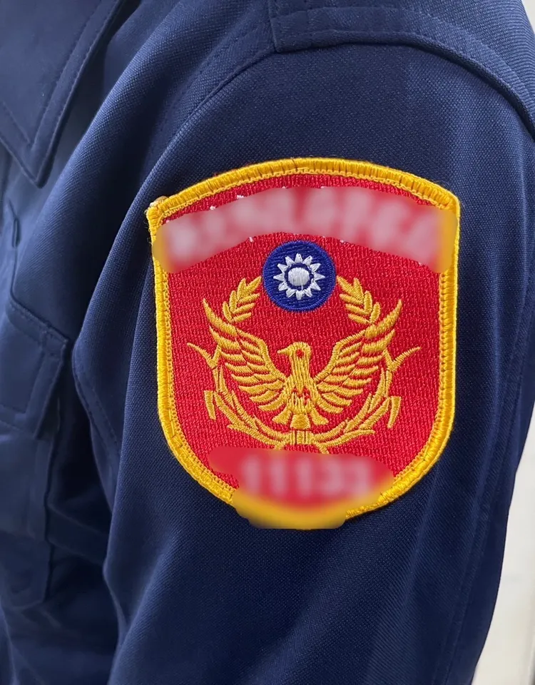 洪男偽造的臂章。翻攝畫面