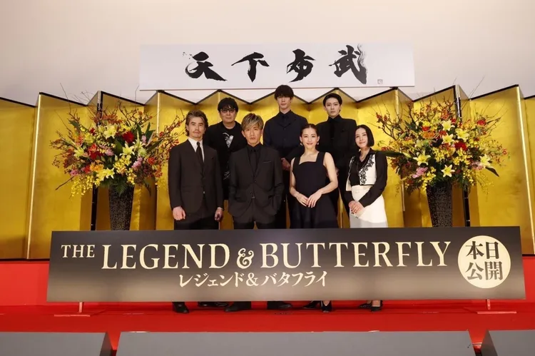 《THE LEGEND & BUTTERFLY》昨在日本上映，伊藤英明（前排左起）、木村拓哉、綾瀨遙、中谷美紀、導演大友啓史（後排左起）、宮澤冰魚、市川染五郎登台造勢。翻攝lb_toei70th推特