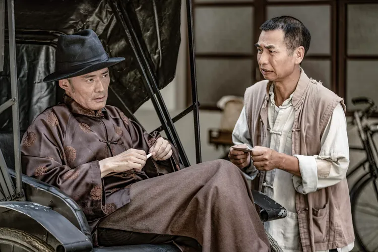 江國賓（左）飾演地主威脅佃農張馥桂。公視提供