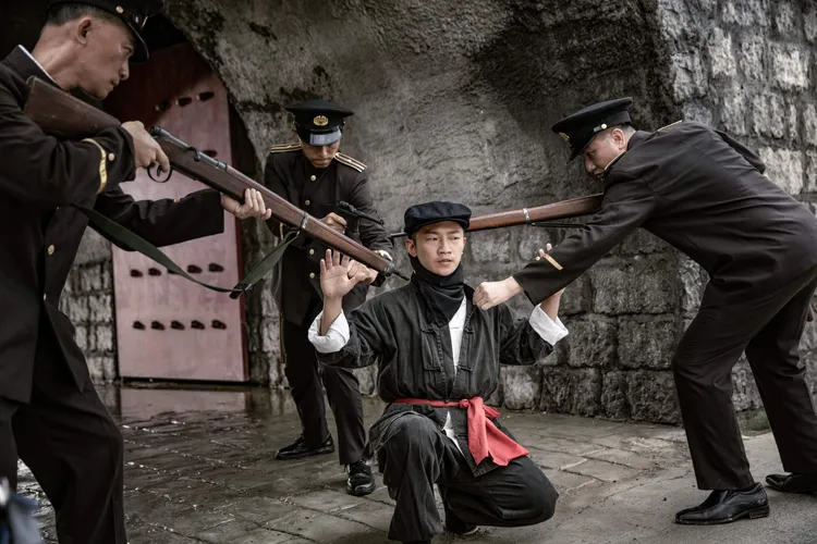 蔡昌憲飾演「水蛙發」整天幻想希望化身廖添丁飛簷走壁。公視提供