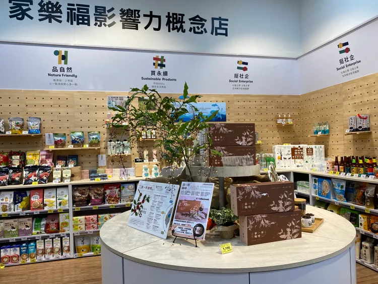 水保局南投分局與家樂福西屯店合作，推出台灣精品咖啡快閃店活動，就是要落實「喝當地咖啡」減少碳排的環保永續理念。曾雪蒨攝