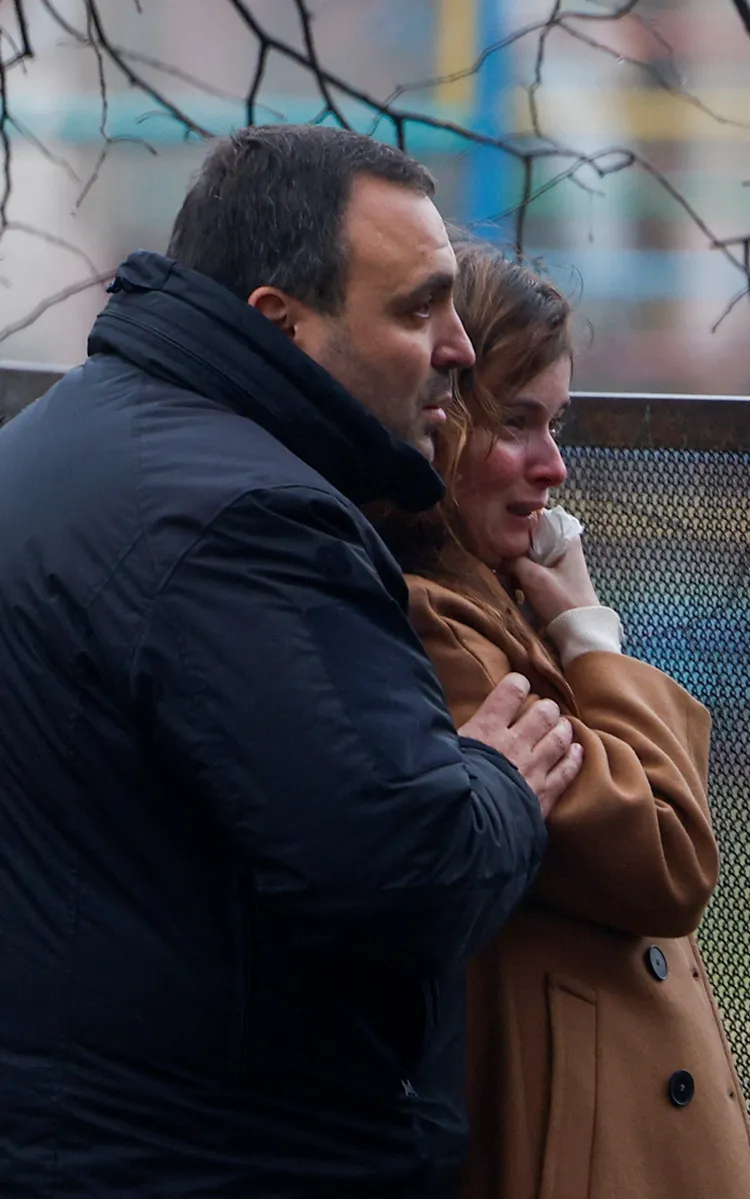 民眾看著失事現場，忍不住哭泣。路透社