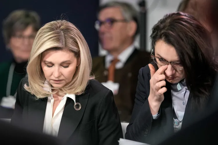 烏克蘭第一副總理兼經濟部長思維里登科（右）也頻頻拭淚，左為烏克蘭第一夫人歐琳娜澤連斯卡。美聯社