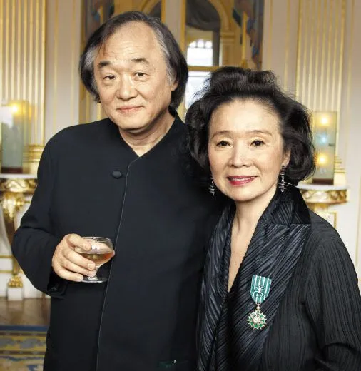 尹靜姬（右）與鋼琴家老公白建宇鶼鰈情深。韓聯社