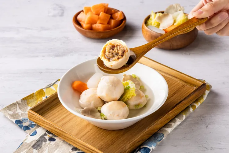 渾圓扎實、飽滿爆汁的「美威鮭豚丸」，一口咬下，嘴裡滿是濃郁的鮭魚鮮香。業者提供