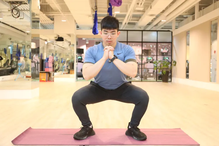 《深蹲跳》。鄭孟晃攝