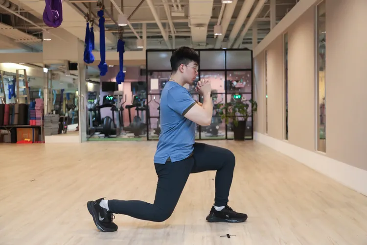 《後弓箭步抬膝》。鄭孟晃攝