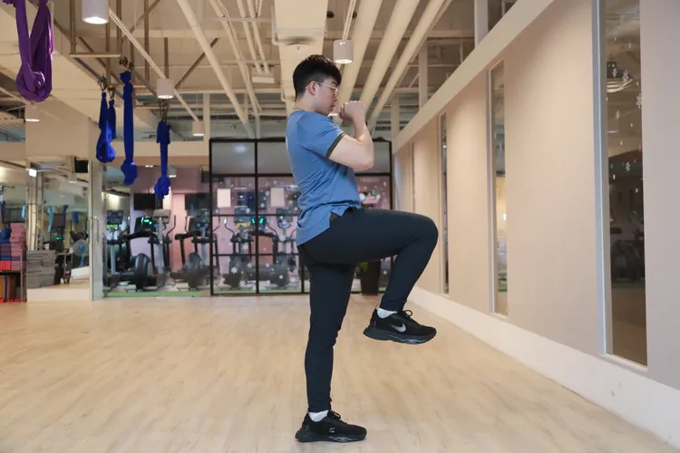 《後弓箭步抬膝》。鄭孟晃攝