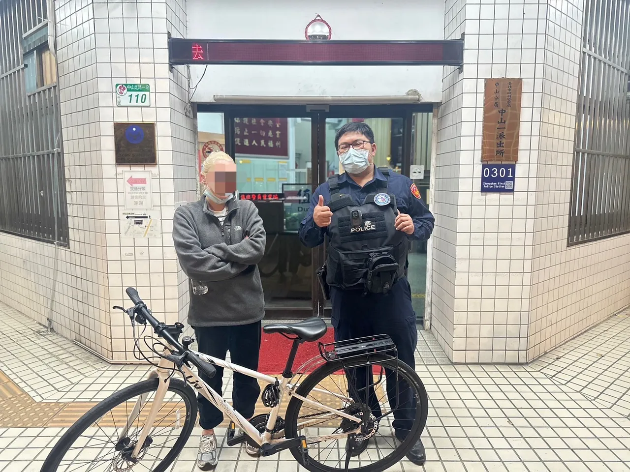 警方帮住女老师找回自行车。翻摄画面