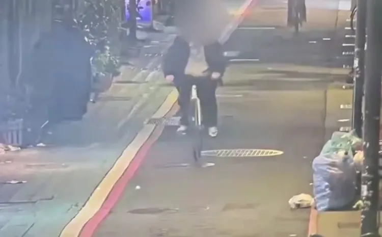 男子犯案後騎著自行車溜搭。翻攝畫面