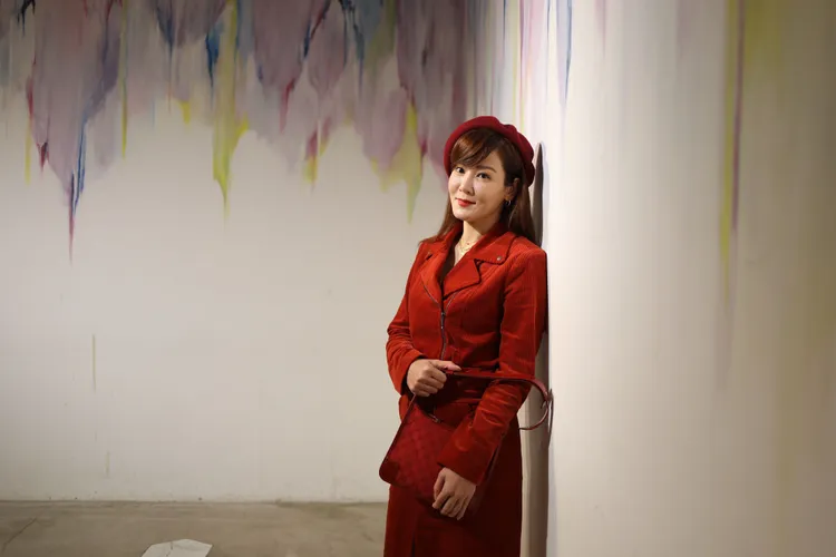 邱琦雯從帽子、衣服、鞋子到包包全是紅色，非常喜氣。陳明中攝