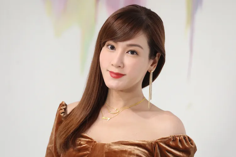 除了紅色喜氣穿搭外，配戴「money」金飾象徵新的一年財源廣廣。陳明中攝