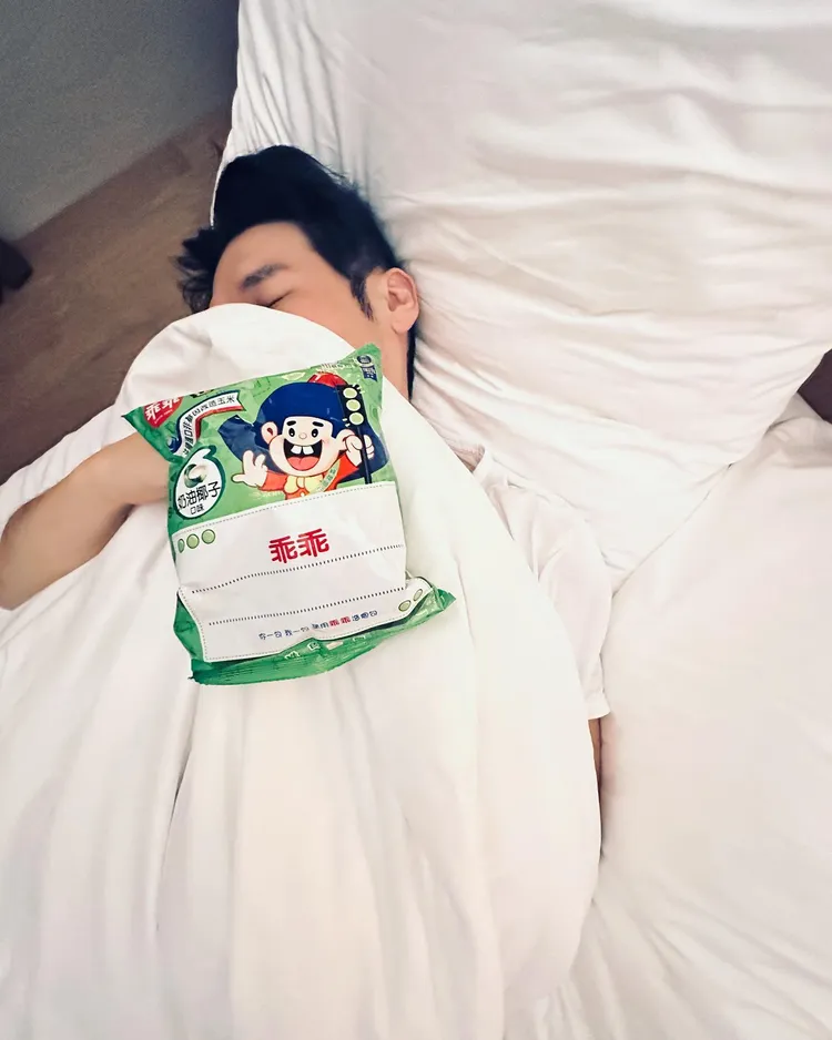 陳怡蓉把乖乖放在薛博仁臉上施法。翻攝陳怡蓉臉書