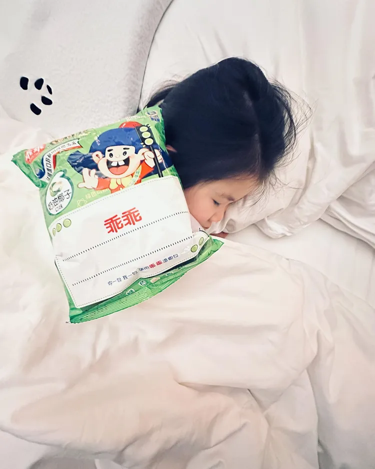 Bambi睡著後被媽媽放乖乖壓制。翻攝陳怡蓉臉書