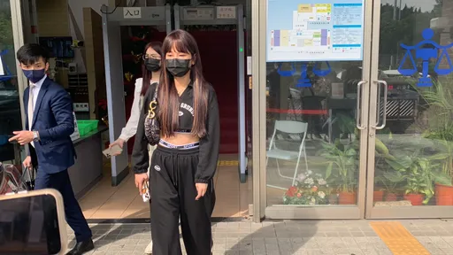 丢丢妹露小蛮腰再出庭!离婚官司夫妻首度法庭见 老公:2个月没看到她