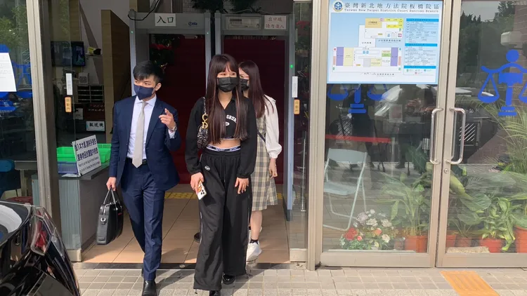 丟丟妹今天出庭。丁牧群攝