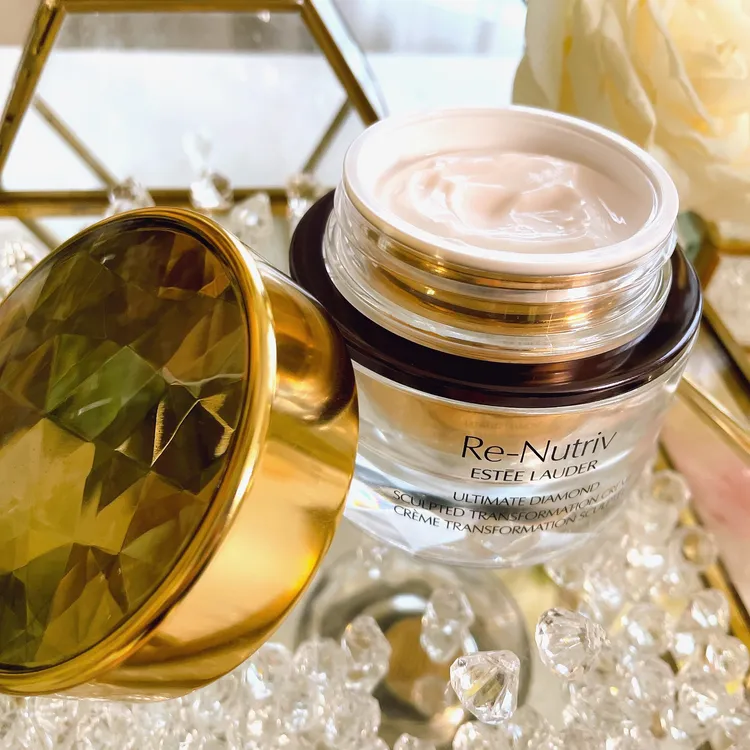 此款乳霜帶有黑鑽松露、檸檬、葡萄柚、柑橘、茉莉、玫瑰、雪松木和檀香組成的頂級香氣。張家玲攝