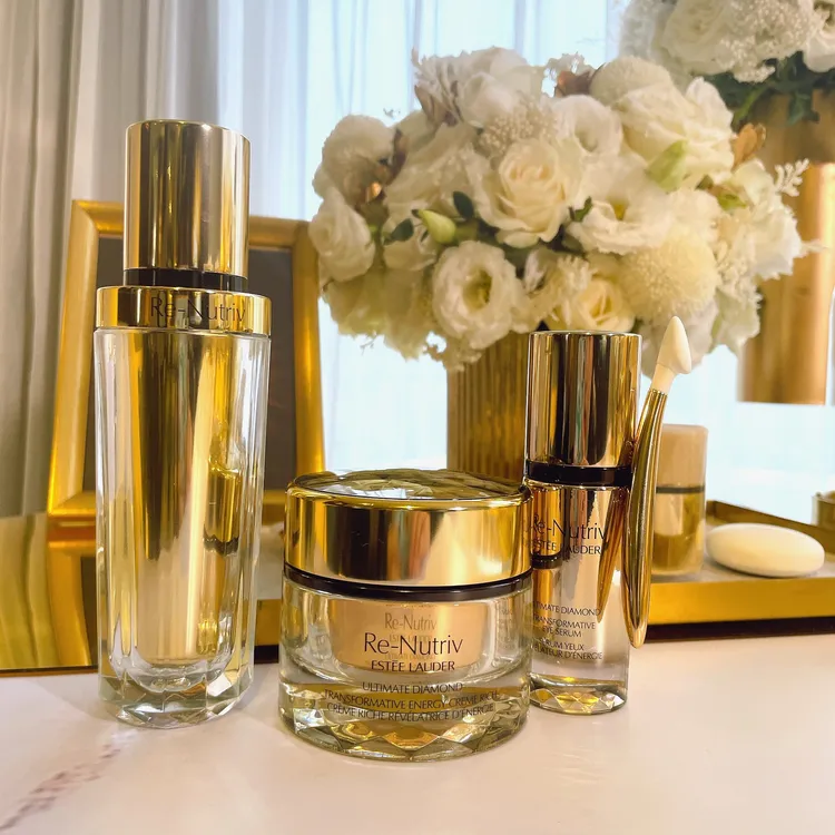 雅詩蘭黛白金級黑鑽保養系列深受貴婦名流喜愛。張家玲攝