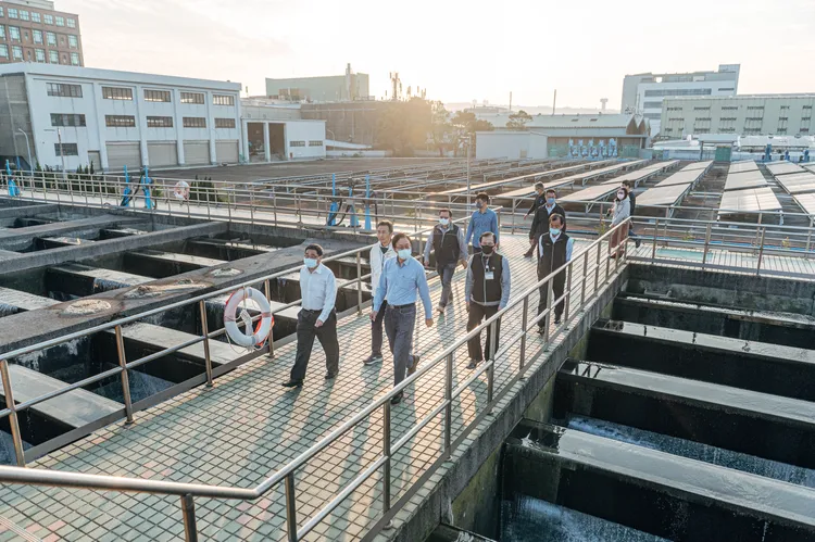 張善政到平鎮淨水場視察。桃園市府提供