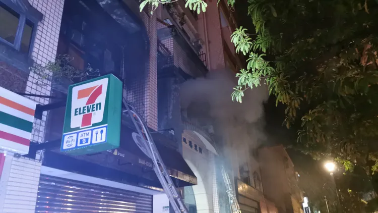 屋內竄出大量濃煙。陸運鋒攝