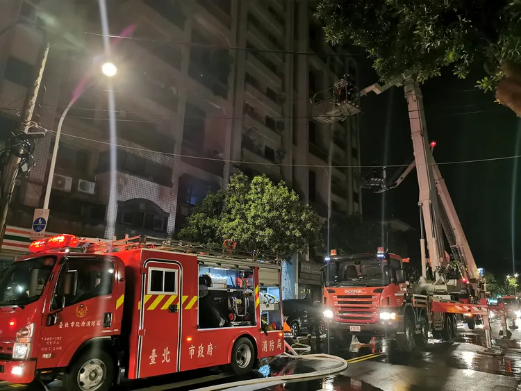 大批警消到場灌救。陸運鋒攝