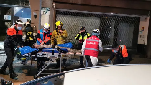 北市社區大樓夜半竄大火濃煙　母女受困樓中樓！媽往樓上逃生命危