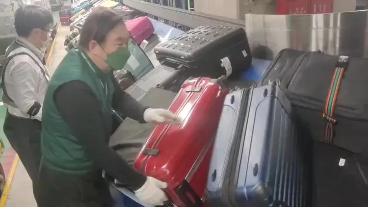 長榮航勤董事長陳有玉也加入搬行李行列。翻攝畫面