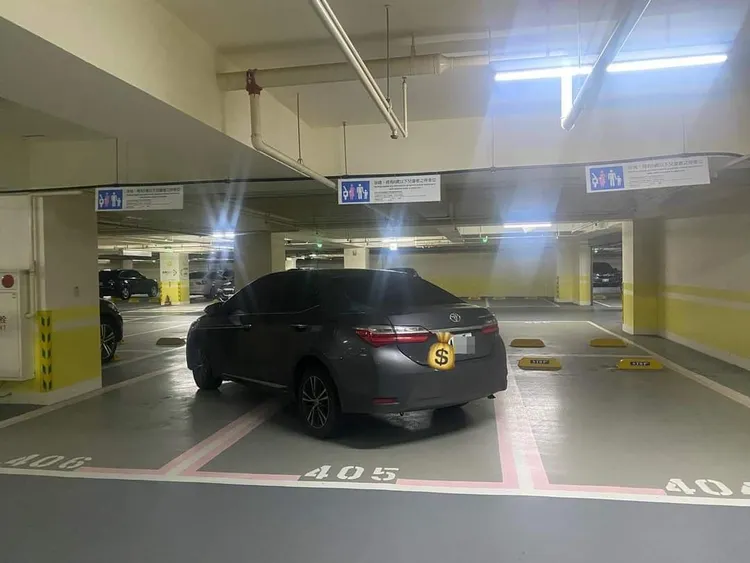 轎車雖有專用停車證，不過橫著停車，令人傻眼。翻攝自爆廢公社二館
