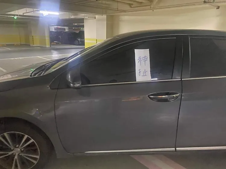 轎車雖有專用停車證，不過橫著停車，令人傻眼。翻攝自爆廢公社二館