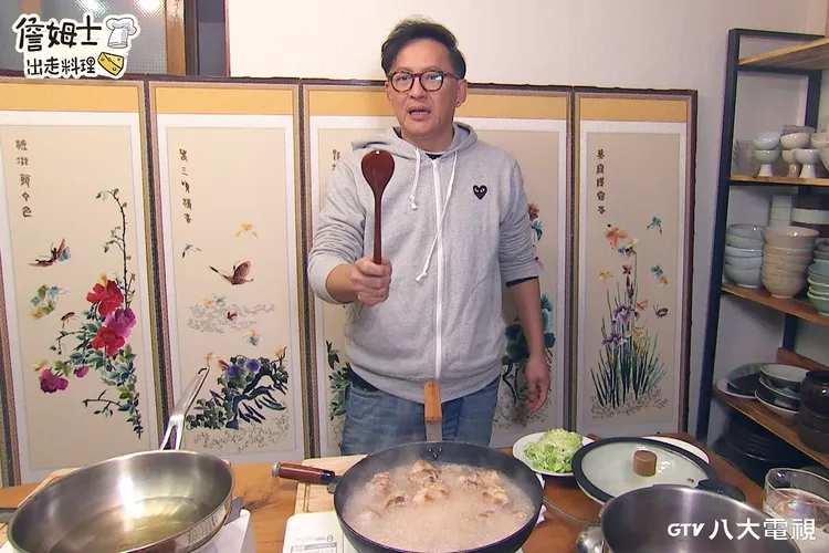 詹姆士烹煮創意料理「韓式文昌雞湯」。八大提供