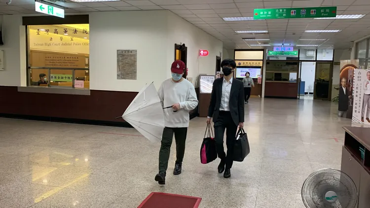 黃琪日前到高院出庭，看到記者拍攝一度想撐傘阻擋。資料照片