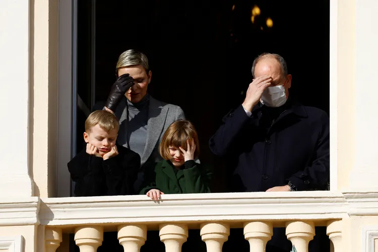 親王和王妃做出宗教儀式手勢。路透社