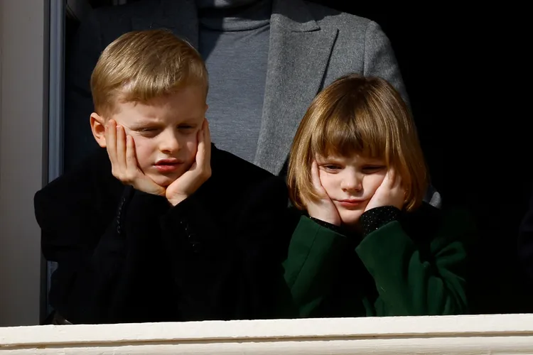 摩納哥小公主加布瑞拉、小王子賈柯，27日在王宮陽台觀看活動。路透社