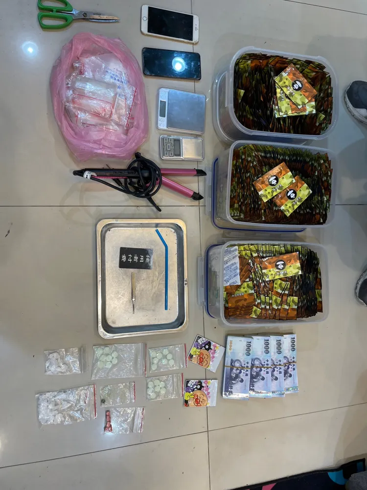 警方起出毒品及現金。新北市刑大提供