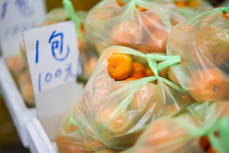 全新「新化果菜市場」攤商提供零售服務。田欣雲攝