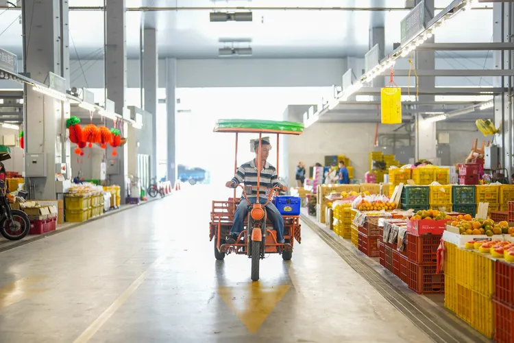 攤商的搬運車穿梭在市場之中。田欣雲攝