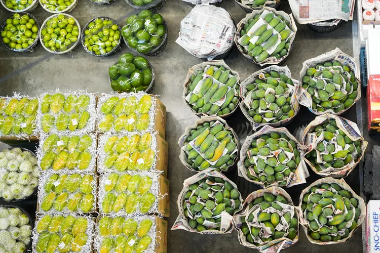 一簍簍水果，比起一般市面上的商品，新鮮度至少差兩天以上。田欣雲攝