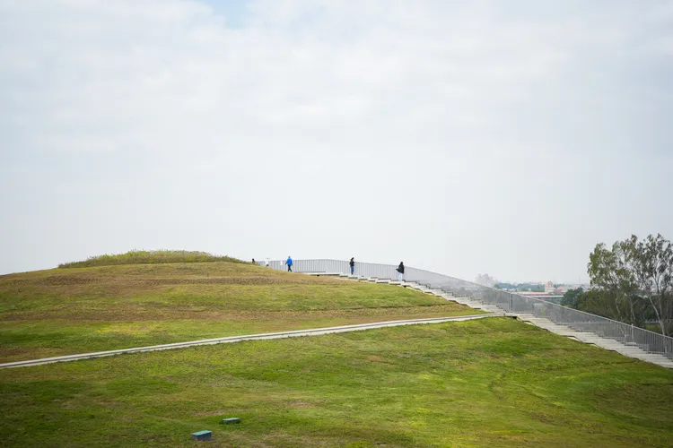 流線型屋頂設計概念，發想自新化自身所處的丘陵地形。田欣雲攝